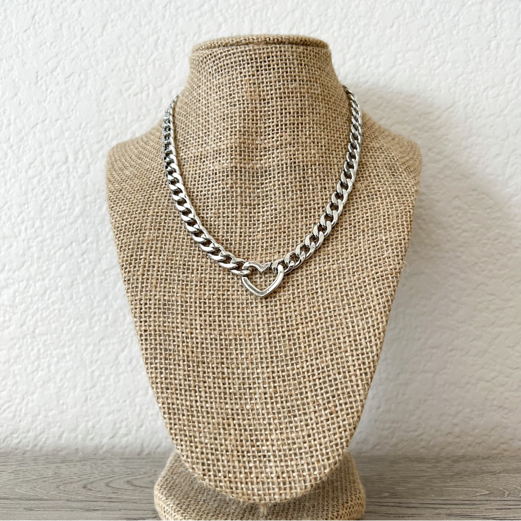 New  Choker Chain Necklace With Heart Pendant